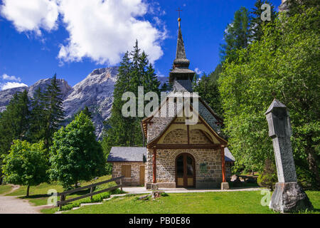 Petite chapelle au lac Braies (Pragser Wildsee, Lago di Braies). Le Parc Naturel de Fanes-Sennes-Braies dans la région du Trentin-Haut-Adige Banque D'Images