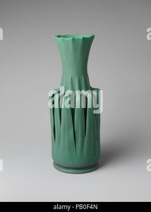 Vase. Culture : L'Américain. Designer : Conçu par William J. Dodd (1862-1930). Dimensions : H. 11 5/8 in. (29,5 cm) ; Diam. 4 1/2 in. (11,4 cm). Fabricant : fabriqués par Gates Poteries Poterie (Teco) (ca.1890-ca.1927) ; American terre cuite et céramique Company (1886-1927). Date : ca. 1901-22. Musée : Metropolitan Museum of Art, New York, USA. Banque D'Images