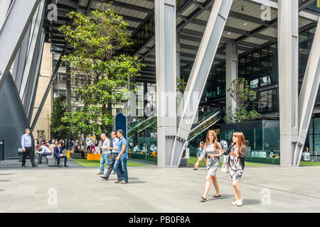 Les hommes et les femmes à l'aide et en passant devant l'espace public au pied de l'atrium le Leadenhall Building in central London, England, UK Banque D'Images