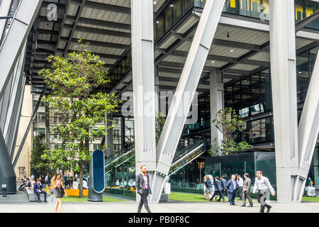 Les hommes et les femmes à l'aide et en passant devant l'espace public au pied de l'atrium le Leadenhall Building in central London, England, UK Banque D'Images