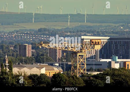 La Grue titan clyde vieux Barclay Curle Crane près de Govan avec les éoliennes modernes de Whitelee Wind Farm 8 kilomètres du contraste entre la vieille nouvelle Banque D'Images