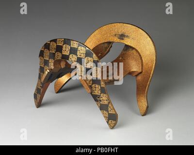 Selle avec fleurs stylisées. Culture : le Japon. Dimensions : H. 13 in. (33 cm) ; L. 15 3/8 in. (39,1 cm). Date : 1491 relacquered inscrit ;, 17ème siècle. Au cours de la période Edo, ensembles de selles et d'étriers étaient souvent richement décorées avec des maki-e (saupoudré photo) conçoit et nacre incrustations. Cette lumière, selle soigneusement conçu, cependant, c'est du sur sa marche arrière à 1491 Entoku (3), ce qui suggère qu'il pourrait avoir vu utiliser au cours de la guerre des samouraïs de la turbulente période Muromachi. Selles comme celui-ci ont été chéris par les familles de samurai et n'étaient pas seulement caref Banque D'Images