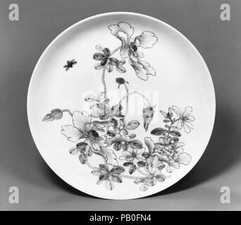 Le plat. Culture : la Chine. Dimensions : diam. 8 1/16 in. (20,3 cm). Date : ca. 1730-50. Musée : Metropolitan Museum of Art, New York, USA. Banque D'Images