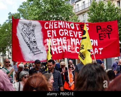 Former les travailleurs en grève appelé 'cheminotes' une grande bannière rouge juin lors d'une manifestation contre le Président Macron, Paris, France Banque D'Images