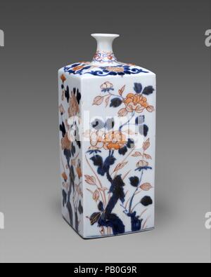 Bouteille de fleurs des quatre saisons. Culture : japonais, européen (probablement pour le marché néerlandais). Dimensions : Hauteur : 8 5/8 po. (21,9 cm). Date : ca. 1710. Bien que la forme carrée de la bouteille en verre néerlandais reproduit un navire utilisé à la tenue des vins ou spiritueux, la décoration des fleurs des quatre saisons -- y compris les chrysanthèmes symbolique du printemps, et les pivoines pour l'été--est basée sur les traditions chinoises et japonaises. Musée : Metropolitan Museum of Art, New York, USA. Banque D'Images