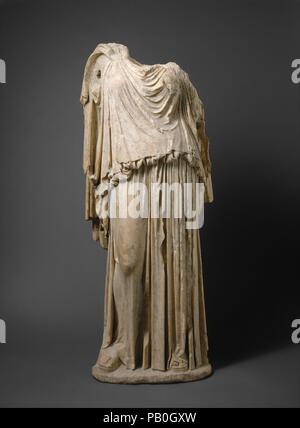 Statue en marbre de l'EIRENE (la personnification de la paix). Culture : Roman. Dimensions : H. sans socle 69 3/4 in. (177,2 cm). Date : ca. A.D. 14-68. Copie d'une statue de bronze grec-360/359 375/374 B.C. par Kephisodotos Eirene, la fille de Zeus et de Thémis, était l'un des trois saisons (Horai), maidens étroitement associés à la fertilité de la terre et de l'éducation des enfants. L'original bronze a été érigé à l'agora (marché) d'Athènes entre 375/374 et 360/359 B.C. peut rarement un monument ancien être datée de manière exactement. Nous savons que des sources littéraires que le culte de l'EIRENE a été Banque D'Images