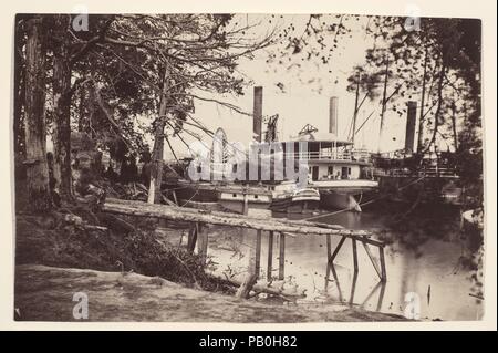 White House Landing, Pamunkey River. Artiste : Timothy H. O'Sullivan (Américain, né en Irlande, 1840-1882) ; Mathew B. Brady (Américain, né en Irlande, 1823 ?-1896) de New York. Date : 1864. Cette étude des bateaux à vapeur et chalands amarrés à une base d'approvisionnement de l'Armée de l'Union sur la Pamunkey River en Virginie prend son nom d'un bâtiment, la "maison blanche", qui n'était rien mais cheminées en 1864. Le site a été choisi par le général Ulysses S. Grant comme dépôt pour servir son armée comme il a lutté au sud en direction de Richmond au début de l'été 1864. L'élégant sidewheeler Wenonah ont survécu à la guerre et a été pendant de nombreuses décennies comme Banque D'Images