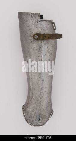 Paire de Greaves (bas de la jambe de défense). Culture : l'italien. Dimensions : Greave (a) : H. 14 3/4 in. (37,5 cm) ; W. 4 3/4 in. (12,1 cm) ; D. 5 1/2 in. (14 cm) ; WT. 1 lb. 9.7 oz. (728,6 g) ; greave (b) : H. 14 1/4 in. (36,2 cm) ; O. 5. (12,7 cm) ; D. 5 3/8 in. (13,7 cm) ; WT. 1 lb. 12.7 oz. (813,6 g). Date : seconde moitié du xvie siècle. Musée : Metropolitan Museum of Art, New York, USA. Banque D'Images