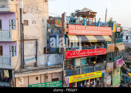 Vue élevée des restaurants de Main Bazar, New Delhi, Inde. Banque D'Images