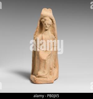 Statuette en terre cuite d'une figure féminine assise. Culture : le grec. Dimensions : 6 3/4 po. x 2 3/4 in. (17,1 cm x 6,9 cm). Date : 4ème siècle avant J.-C.. La 'niche' entourant la figure suggère qu'elle est probablement une divinité. Musée : Metropolitan Museum of Art, New York, USA. Banque D'Images