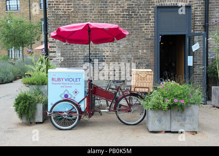 Ruby Violet Ice Cream location avec parasol rouge en face de shop Kings Cross Londres Angleterre Royaume-uni Grande-Bretagne Banque D'Images