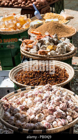 L'ail et les épices, de marché, Chefchaouen Chaouen, Tangier-Tétouan, Royaume du Maroc Banque D'Images