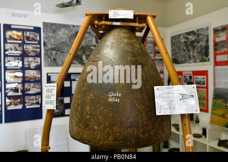 Bell a pris l'église d'avant d'une mine piégée, expositions, Musée d'histoire militaire de la Bundeswehr, Engstingen-Haid, Bade-Wurtemberg Banque D'Images