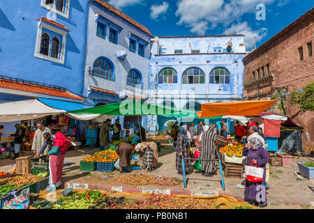 Les habitants d'acheter des légumes, en face du marché des maisons, Bleu, Chefchaouen Chaouen, Tangier-Tétouan, Royaume du Maroc Banque D'Images