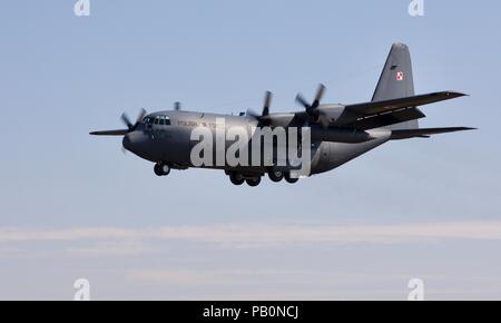 Armée de l'Air polonaise Lockheed C-130E d'avion de transport tactique Hercules prépare à atterrir à RAF Fairford pour le Royal International Air Tattoo 2018 Banque D'Images