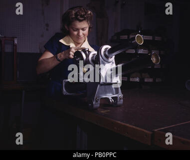 Une jeune femme employée de North American Aviation, Incorporated, travaillant sur le mécanisme d'atterrissage d'un avion de chasse P-51, Inglewood, Californie Banque D'Images