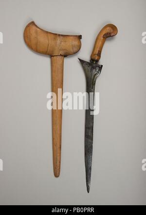 Kris avec gaine. Culture : javanais. Dimensions : L. avec fourreau 19 5/8 in. (49,8 cm) ; L. sans manteau 18 1/8 in. (46 cm) ; L. de blade 14 3/8 in. (36,5 cm) ; W. 3 3/4 in. (9,5 cm) ; WT. 6.4 oz. (181,4 g) ; Wt. de la gaine 4.8 oz. (136,1 g). Date : 16ème-19ème siècle. Musée : Metropolitan Museum of Art, New York, USA. Banque D'Images