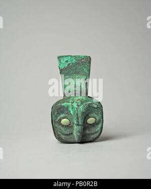 Onglet Owl ornement. Culture : Loma Negra (Moche). Dimensions : longueur 2-9/16 in. (6,6 cm). Date : 390-450. Musée : Metropolitan Museum of Art, New York, USA. Banque D'Images