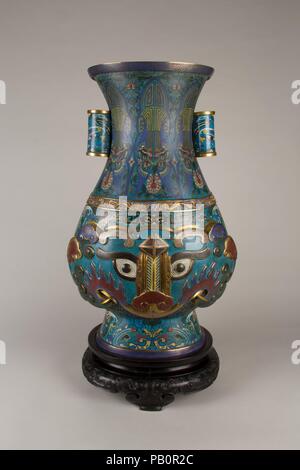 Vase. Culture : la Chine. Dimensions : 25 1/4 x 16 1/4 in. (64,1 × 41,3 cm) Diam. de la jante : 11 1/4 in. (28,6 cm) Diam. de pied : 11 1/8 in. (28,3 cm) Hauteur (base) : 29 7/8 po. (75,9 cm). Date : du 19e siècle. Musée : Metropolitan Museum of Art, New York, USA. Banque D'Images