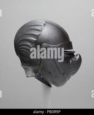 Fermer Casque. Armurier : Gian Giacomo Negroli (Italien, Milan 1463-1543). Culture : L'Italien, Milan. Dimensions : H. 13 1/8 in. (33,3 cm) ; W. 8 1/2 in. (21,6 cm) ; D. en 12. (30,5 cm) ; WT. 3 lb. 6 oz. (1530 g). Date : ca. 1510-20. Comme la seule œuvre connue qui peut être attribuée avec certitude raisonnable à Gian Giacomo Negroli (1463-1543), cette nouvelle casque est un ajout majeur à la petit corpus d'œuvres marquées ou signé par les membres de la célèbre famille de Negroli- quinzième et seizième siècle armuriers milanais--pas plus de vingt pièces au total--dont les principaux exemples sont dans la Banque D'Images