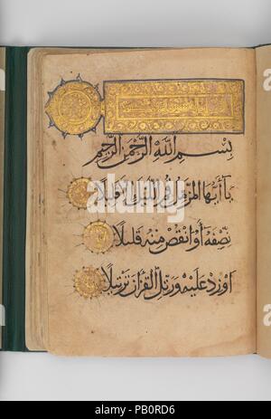 Section d'un Coran manuscrit. Dimensions : 8 x 5 3/16 11/16 in. (20,8 x 14,5 cm). Date : du A.H. 588/ A.D. 1192-93. Qur'ans étaient souvent divisé en trente sections, chacune appelée juz'. Ce manuscrit représente une partie de la vingt-neuvième juz' de cette série. Un colophon survit sur une autre section, fournissant la date. Les blocs de texte sur ses pages se composent seulement de cinq lignes de script muhaqqaq, leur donnant un sentiment de monumentalité. En caractères coufiques d'or à l'intérieur de cadres lumineux et médaillons de marge distinguer les têtes de chapitre, et les disques lumineux or marquer les versets. Musée : Metropolita Banque D'Images