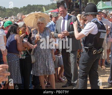 La duchesse de Cornouailles avec Sienna Mason 5 mois, sa mère l'Renedell Mason et grand-mère Georgina Phillips avoir leur photo prise par PC Matthieu Denyer de la Norfolk police au cours d'une visite à l'exposition florale à Sandringham Sandringham House dans le Norfolk. Banque D'Images