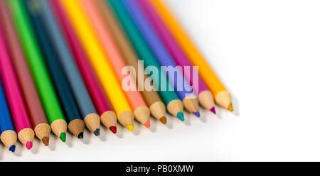 Close up de rangée de crayons dessin coloré blanc contre Banque D'Images