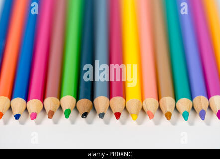 Close up de rangée de crayons dessin coloré blanc contre Banque D'Images