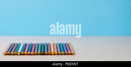Pile de crayons colorés placés côte à côte avec copie espace Banque D'Images