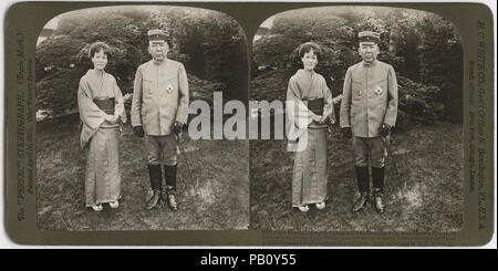 Le Maréchal Marquis Oyama et sa charmante épouse, marquise Oyama, dans les jardins de leur Tokyo Home, juste avant le départ du général pour l'avant de prendre le commandement de toutes les forces terrestres japonaises, carte stéréo, H.C. White & Co., 1904 Banque D'Images