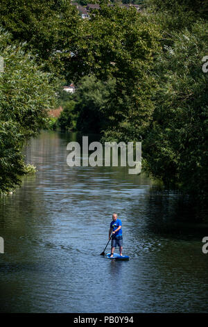 Les gens se rafraîchir dans la rivière Avon sur paddle boards à Bathampton Mill près de Bath dans le Somerset que les températures continuent de monter à travers le Royaume-Uni Banque D'Images