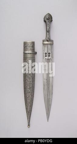 Dague (Kindjal) avec gaine. Culture : de race blanche. Dimensions : L. avec fourreau 21 13/16 in. (55,4 cm) ; L. sans manteau 20 1/2 in. (51,4 cm) ; L. de blade 14 7/8 in. (37,8 cm) ; W. 2 1/8 in. (5,4 cm) ; WT. 15.7 oz. (445,1 g) ; Wt. de la gaine 13,9 oz. (394,1 g). Date : du 19e siècle. Musée : Metropolitan Museum of Art, New York, USA. Banque D'Images