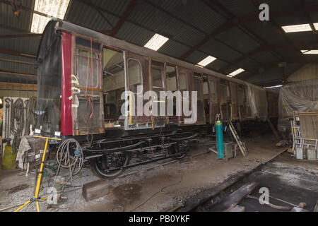 Un wagon de chemin de fer à l'abandon en cours de restauration à la Cambrian Heritage Railway Museum à Oswestry UK Banque D'Images