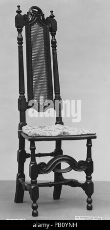 Chaise en rotin. Culture : British. Dimensions : 52 1/2 x 18 x 14 1/2 in. (133,4 x 45,7 x 36,8 cm). Date : 1690-1710. Cette chaise a été initialement fait partie d'un ensemble de six qui peuvent avoir appartenu au Révérend Samuel Browne (d. 1749) de Abington, Massachusetts. Le président mis les mains et les familles de nombreuses fois au cours des prochaines générations jusqu'à ce qu'il a été acheté par H. Eugene Bolles, dont la collection de mobilier américain était considéré comme le meilleur du genre. En 1909, Mme Russell Sage a acheté la collection Bolles et doué il au Musée. Musée : Metropolitan Museum of Art, NW Banque D'Images