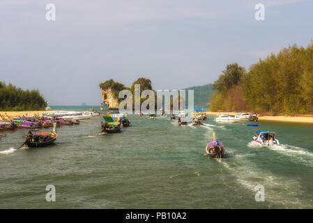 Bateaux à longue queue à voile Port d'Ao Nang dans la province de Krabi, Thaïlande Banque D'Images