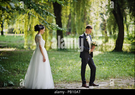 Couple de Mariage fabuleux et s'étreindre dans le parc sur une belle journée d'été. Banque D'Images