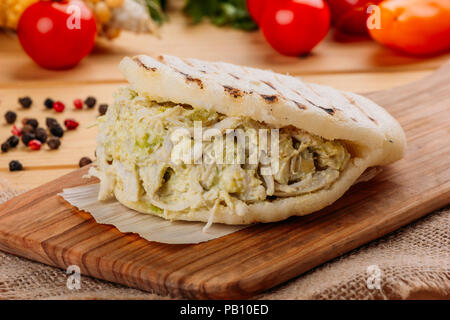 Célèbre et délicieux AREPA vénézuélienne appelée Reina Pepeada sur une carte de cuisine Banque D'Images