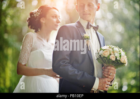 Couple de Mariage fabuleux et s'étreindre dans le parc sur une belle journée d'été. Banque D'Images