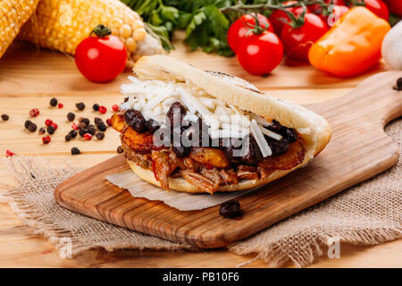 L'Arepa vénézuélienne typique appelé Regent's Canal, qui a la viande hachée assaisonnée, beignets de banane plantain, de haricots noirs et de fromage blanc Banque D'Images