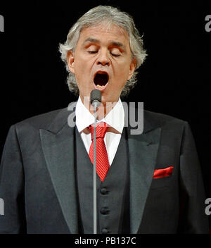 HOLLYWOOD, FL - le 12 février : Andrea Bocelli effectue au Hard Rock Live ! Dans le Seminole Hard Rock Hotel & Casino. Andrea Bocelli, OMRI, OMDSM est un ténor italien et l'auteur-compositeur. Né avec une mauvaise vision, il est devenu aveugle à l'âge de douze ans suite à un accident de football association le 12 février 2015 à Hollywood, Floride Personnes : Andrea Bocelli Banque D'Images