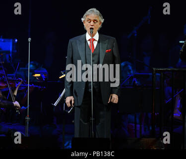 HOLLYWOOD, FL - le 12 février : Andrea Bocelli effectue au Hard Rock Live ! Dans le Seminole Hard Rock Hotel & Casino. Andrea Bocelli, OMRI, OMDSM est un ténor italien et l'auteur-compositeur. Né avec une mauvaise vision, il est devenu aveugle à l'âge de douze ans suite à un accident de football association le 12 février 2015 à Hollywood, Floride Personnes : Andrea Bocelli Banque D'Images