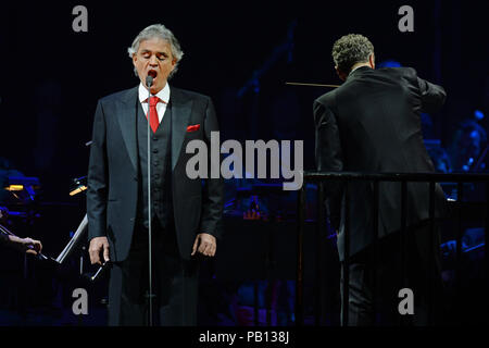 HOLLYWOOD, FL - le 12 février : Andrea Bocelli effectue au Hard Rock Live ! Dans le Seminole Hard Rock Hotel & Casino. Andrea Bocelli, OMRI, OMDSM est un ténor italien et l'auteur-compositeur. Né avec une mauvaise vision, il est devenu aveugle à l'âge de douze ans suite à un accident de football association le 12 février 2015 à Hollywood, Floride Personnes : Andrea Bocelli Banque D'Images