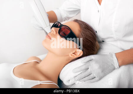 L'épilation au laser, l'épilation du visage Banque D'Images