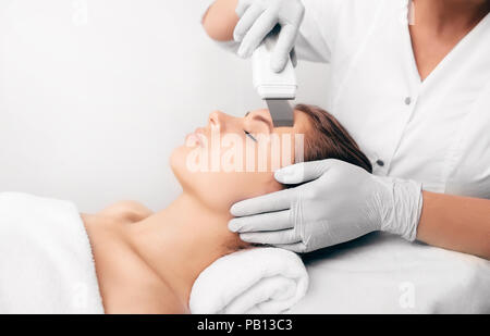 Belle femme recevant la cavitation à ultrasons peeling facial Banque D'Images