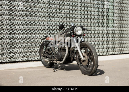 Custom motorcycle parking près de mur de l'Édifice des finances. Tout est prêt pour le plaisir de conduire le vide, sur une moto tour voyage. Moder Banque D'Images