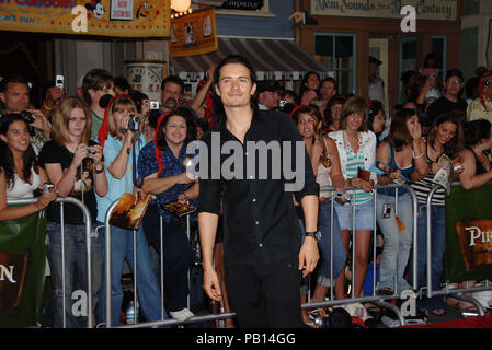 Orlando Bloom en arrivant à la première de Pirates des Caraïbes - Dead Man Chest - à Disneyland à Los Angeles. 24 juin 2006.02 BloomOrlando131 Red Carpet Event, Vertical, USA, Cinéma, Célébrités, photographie, Bestof, Arts, Culture et divertissement, Célébrités Topix fashion / Vertical, Best of, événement dans la vie d'Hollywood, Californie - Tapis rouge et en backstage, USA, Cinéma, Célébrités, cinéma, télévision, Célébrités célébrités musique, photographie, Arts et culture, Bestof, divertissement, Topix, vertical, une seule personne, à partir de l'années , 2006 à 2009, enquête tsuni-Gamma@US Banque D'Images