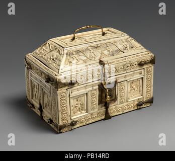 Coffret avec les guerriers et les danseurs. Culture : Byzantine. Dimensions : 8 3/8 x 7 x 11 1/2 in. (20,3 x 28,9 x 19,1 cm). Date : le 11e siècle. "Si par hasard vous désirez exempter certains païens de peine, Mon Christ,/ peut vous épargner à cause de moi Platon et Plutarque,/ pour les deux étaient très proches de vos lois dans l'enseignement et le mode de vie./ Même s'ils n'étaient pas au courant que vous, en tant que Dieu règne sur tout,/ Dans cette affaire seulement votre charité est nécessaire, par lequel vous êtes/ prêt à enregistrer tout moi alors que sans rien demander en retour." --John Mauropous (ca. 1000-1081) La littérature classique et images classiques ont été pré Banque D'Images