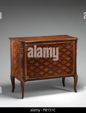 Commode (l'un d'une paire) (partie d'un ensemble). Culture : British. Dimensions : hors tout : 32 × 37 × 7/8 11/16 5/16 18 in. (83 × 96,2 × 46,5 cm). Date : ca. 1772. Fuhrlohg, un ébéniste Suédois de naissance, formée à Paris avant de déménager en 1767 à Londres, où il a fait des meubles décorés de marqueterie fortement influencée par les formes de transition français. Jeux de trois chaises percées sont extrêmement rares dans le mobilier français du xviiie siècle ; c'est la seule série connue par Fuhrlohg. Le médaillon central, montrant une muse assis, est basé sur le Triomphe de Vénus par Angelica Kauffmann (1741-1807). Musée : Metropolitan Museum Banque D'Images