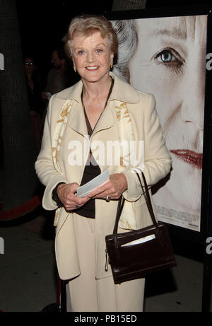 Angela Lansbury arrivant à l'imprimeur de la première à l'Academy of Motion Pictures et Science de Los Angeles. Contact avec les yeux sourire 3/4 robe04 LansburyAngela crème18 Red Carpet Event, Vertical, USA, Cinéma, Célébrités, photographie, Bestof, Arts, Culture et divertissement, Célébrités Topix fashion / Vertical, Best of, événement dans la vie d'Hollywood, Californie - Tapis rouge et en backstage, USA, Cinéma, Célébrités, cinéma, télévision, Célébrités célébrités musique, photographie, Arts et culture, Bestof, divertissement, Topix, vertical, une seule personne, depuis les années 2006 à 2009, , enquête Banque D'Images