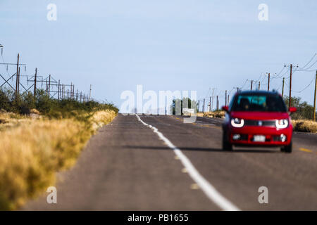 Auto Rojo y postes en la carretera 100 o también llamada carretera rumbo a la calle 12 o costa de Hermosillo, así como Bahia de Kino y San Nicolas en Banque D'Images